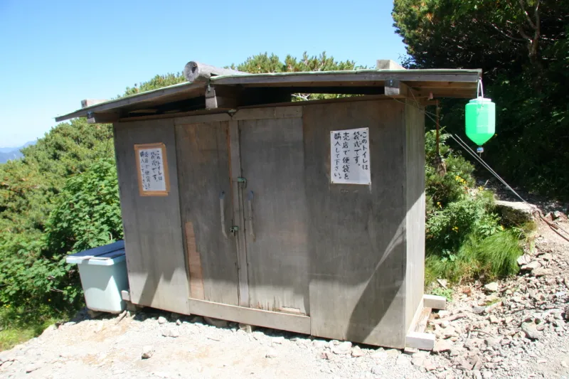 山小屋の近くに設置してある携帯トイレ専用ブース