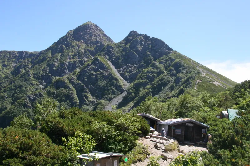 塩見小屋の後ろに、ドンとそびえ立つ塩見岳の山頂