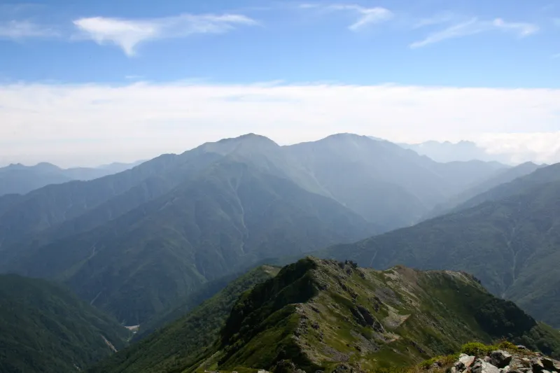 山頂から眺める景色。中央左が悪沢岳、右が赤石岳