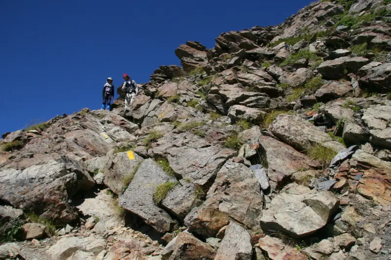 山頂が近くなるに連れて岩場を登るようになり、落石に注意