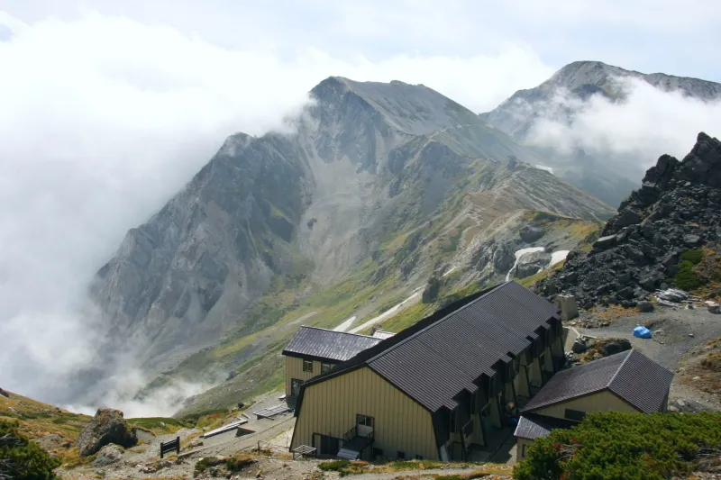 村営頂上宿舎の後ろにそびえ立つ杓子岳と鑓ヶ岳