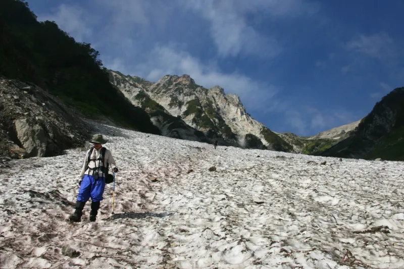 幅１００ｍにも達する雪渓は圧倒的なスケール感