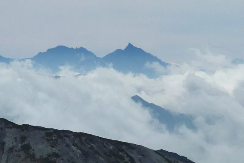 南方向に見ることのできる、左側に穂高岳、右側に槍ヶ岳