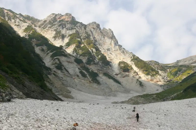 開放感のある大雪渓と白い岩肌の広がる雄大な景色