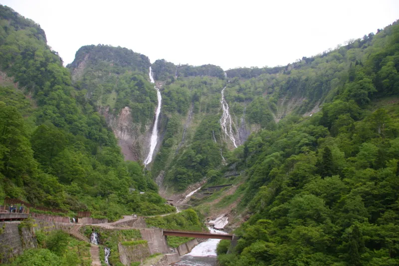 立山連峰の雪解け水が流れ落ちる日本一の称名滝