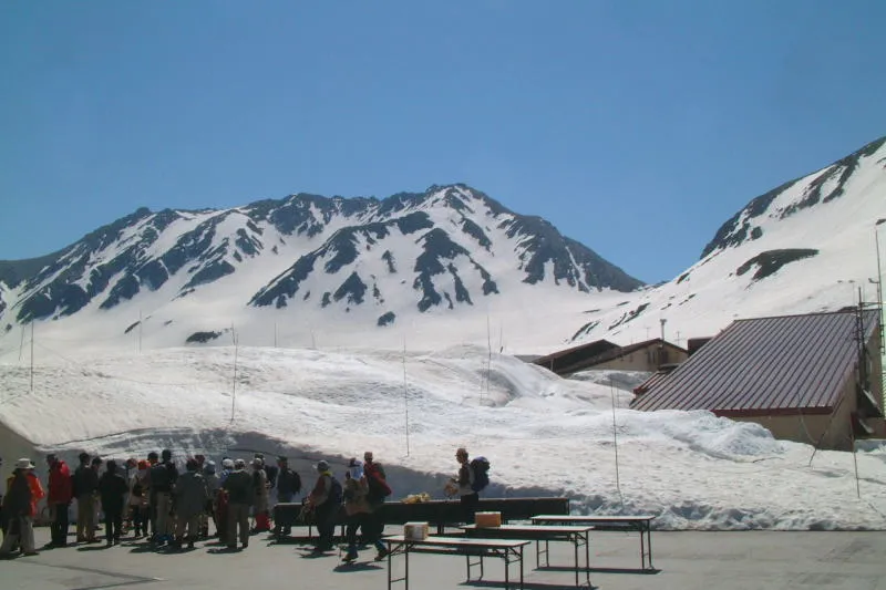 ５月中旬に訪れた時、雪景色の中にそびえ立つ立山連峰