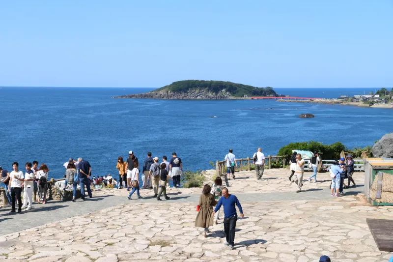 目の前には青い日本海が広がり、眺めの良い景勝地