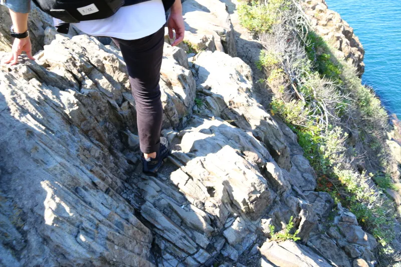 岩はデコボコしていて非常に歩きにくいため、注意が必要