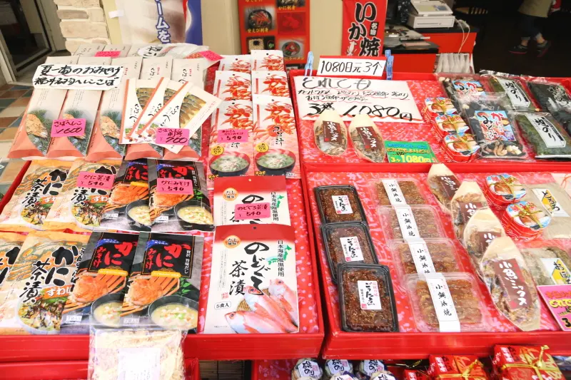 福井名物のサバのへしこを始め、カニ・ノドグロなどの珍味も販売