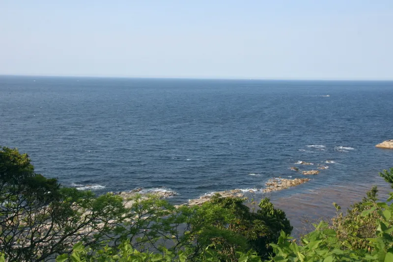 灯台から眺めることのできる水平線まで続く青い日本海