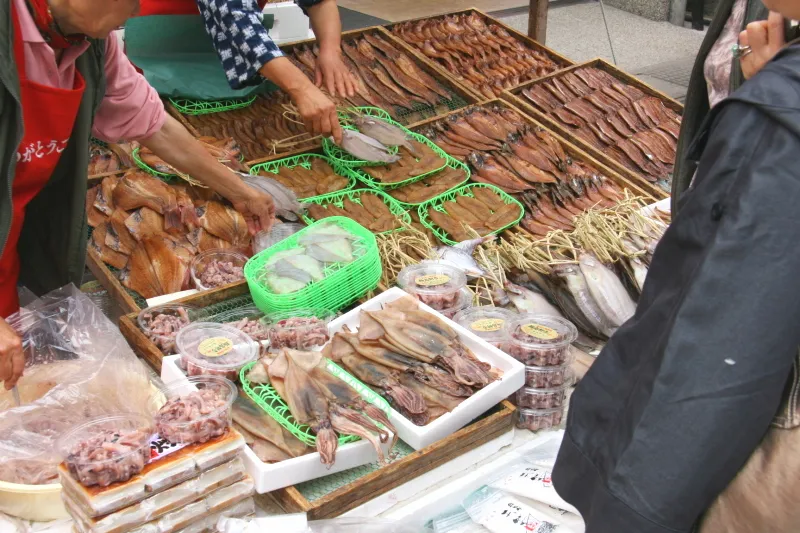 イカ・タコ・様々な魚を使った手作りの干物