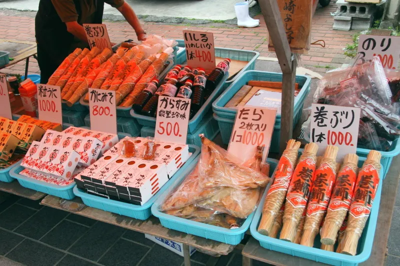魚介類の加工品も販売され、お土産選びにもピッタリの場所