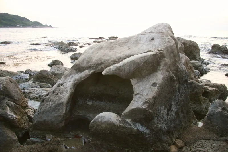 長年の浸食や風化により、奇岩が見られるのも特徴の一つ