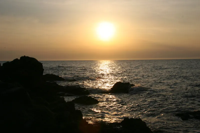 日本海に沈む太陽が眺められる夕陽スポット