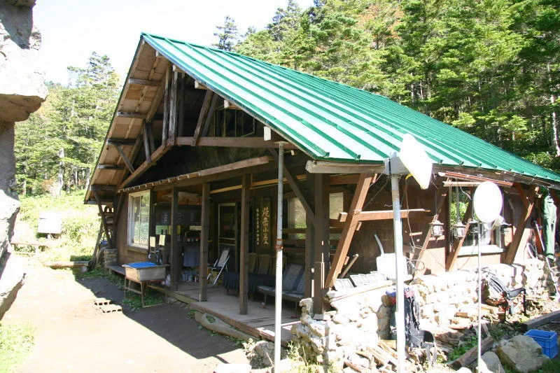 登山コースの途中にあり休憩や宿泊に最適な焼岳小屋
