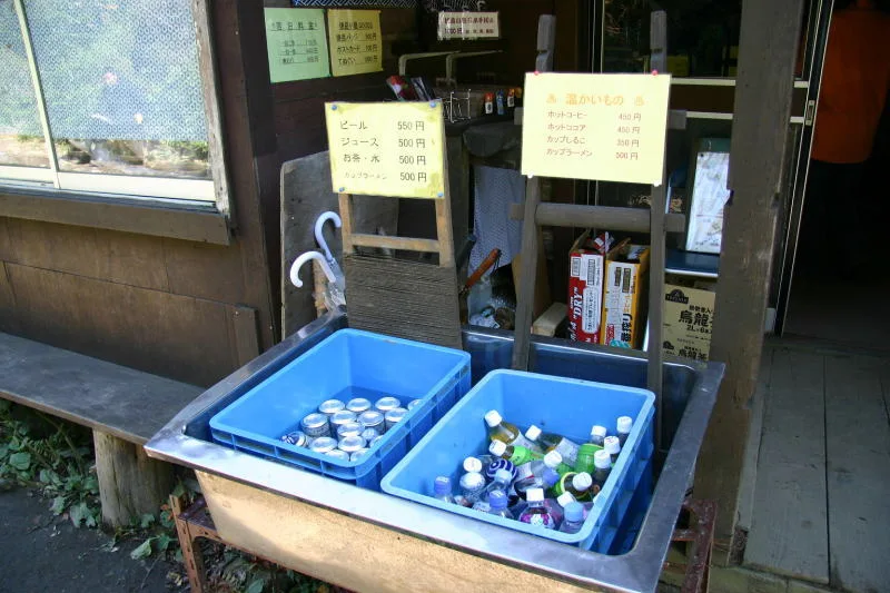 山小屋の前で販売される冷たい飲み物