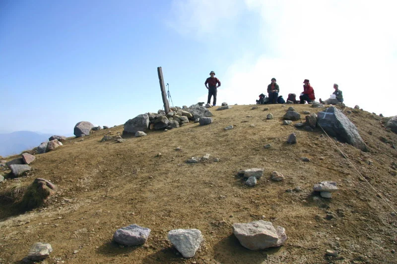 北峰は広いスペースがあり、ゆっくりと景色が眺められる山頂