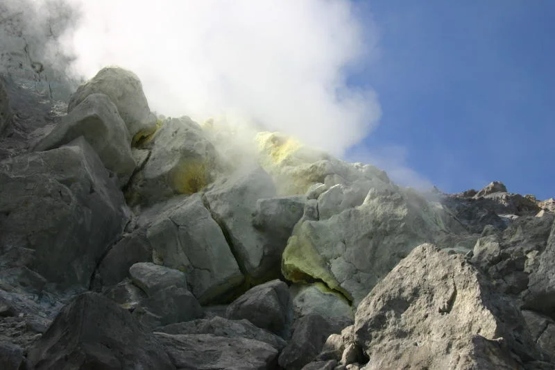 山頂直下では激しく噴煙を上げ、焼岳が活火山と実感できる場所