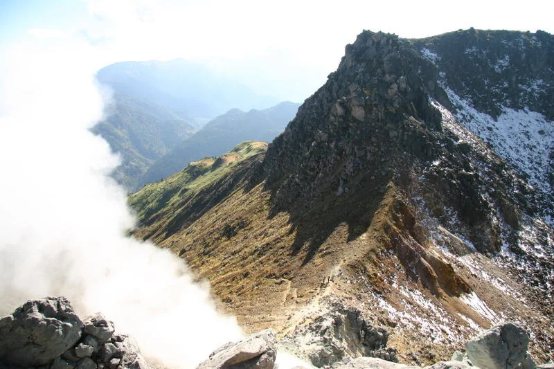 入山禁止となっている標高２４５５ｍの焼岳最高峰「南峰」