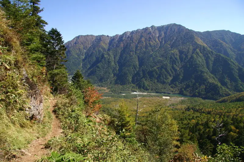 標高１９００ｍから眺める霞沢岳とその山ろくの大正池
