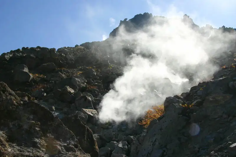 活火山の焼岳を象徴するように目の前で噴煙を揚げる光景