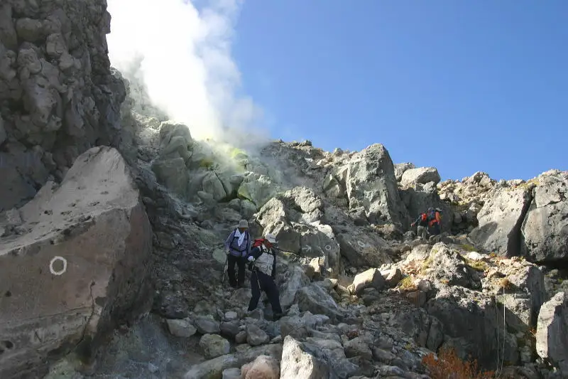 山頂直下の登山道の脇でスゴイ勢いで噴煙を上げる光景