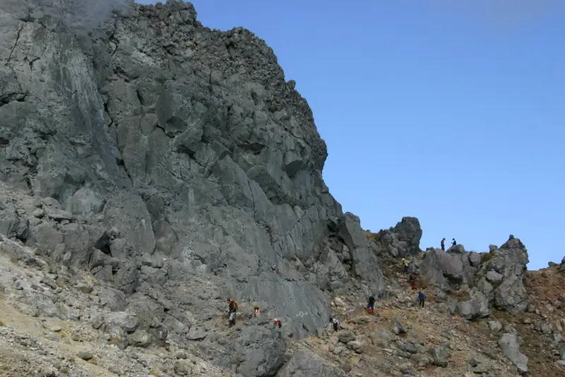 山頂直下にある断崖の下を通り抜けるようにある登山道