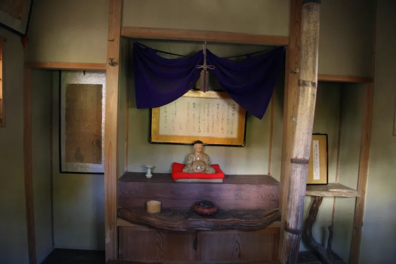 お堂の中に置かれている松尾芭蕉の小像