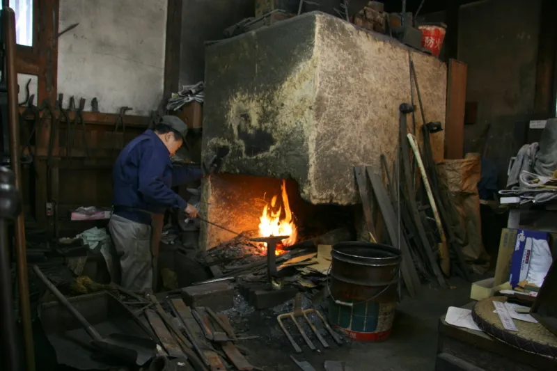 江戸時代から続く、昔ながらの鉄を叩いて造る鍛冶屋