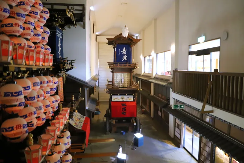 館内は天井が高く、実物展示されている犬山祭の車山