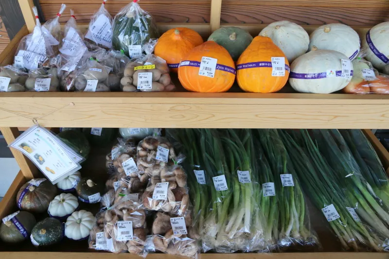 採れたての地元野菜も並び、新鮮でしかも良心価格