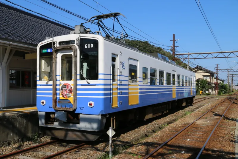 駅のホームに停車する勝山永平寺線の電車