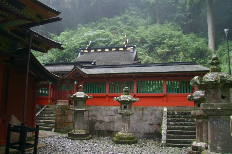 拝殿の横から少し見える国の重要文化財に指定される本殿