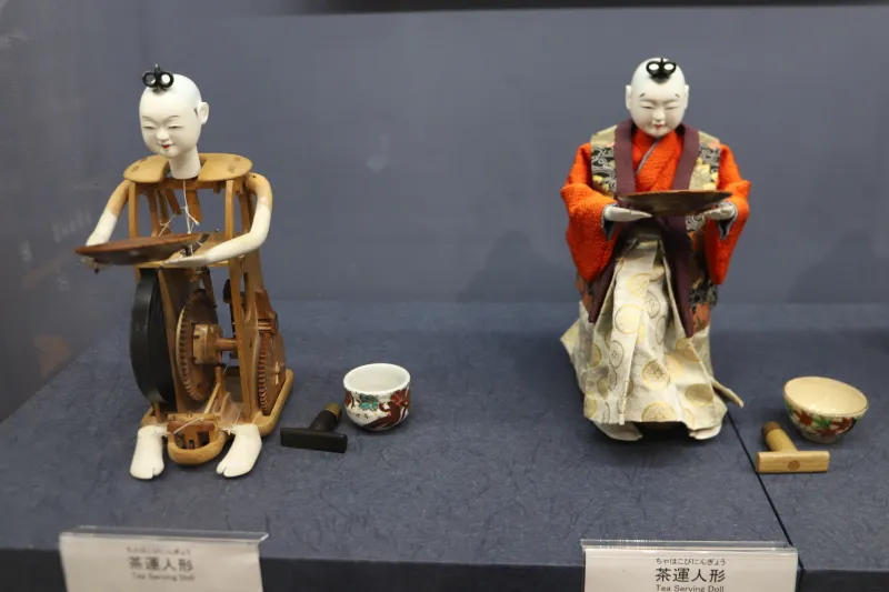 ２体が並ぶ「茶運び人形」は、内部構造が分かるように展示