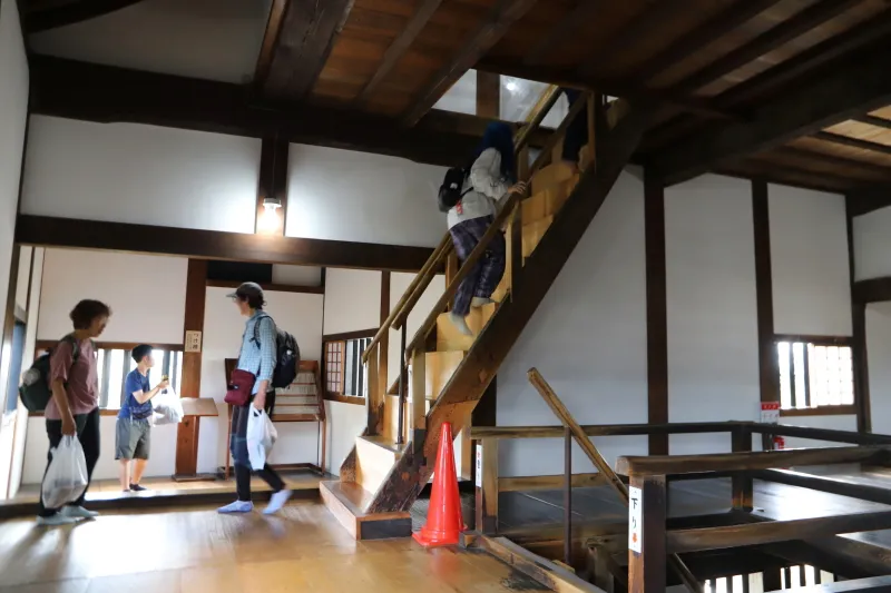 各階を結んでいる階段は、大変狭く急勾配 