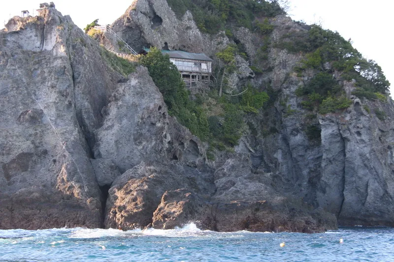 断崖の上に見える石室神社