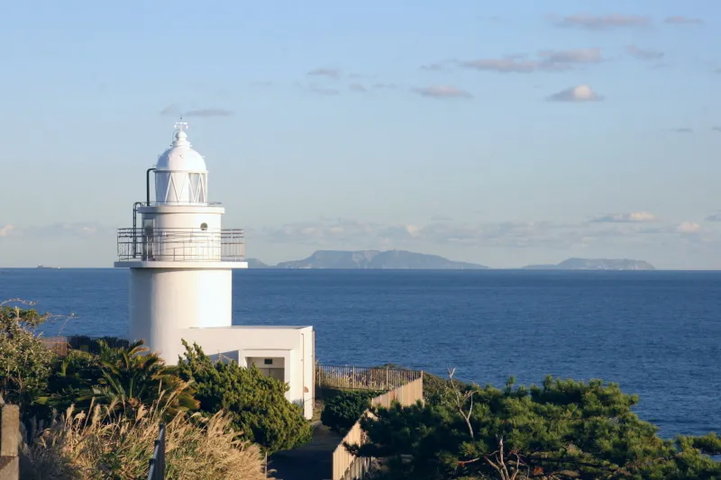 灯台の高さは１１ｍあり、水平線に見えるのは伊豆七島