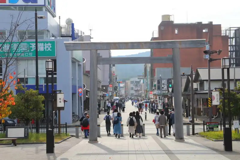 駅前に鳥居が立ち、真っ直ぐにのびる外宮参道