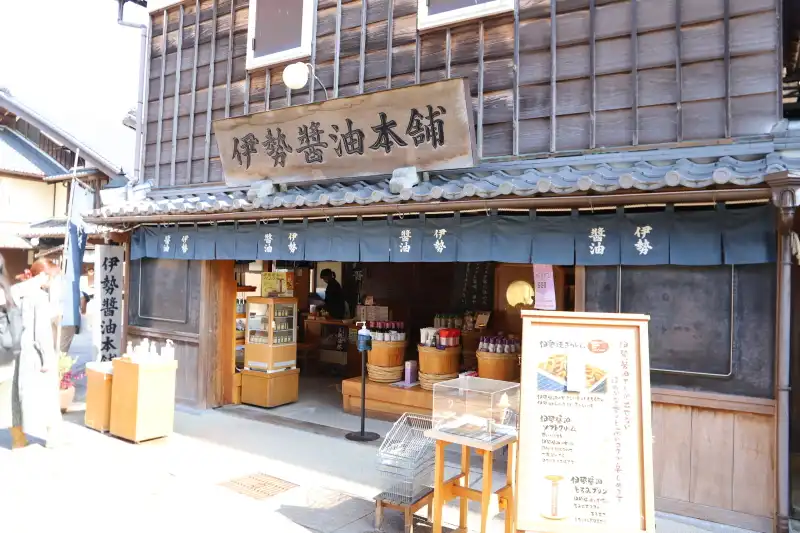 伊勢焼きうどんや醤油ソフトクリームが人気の醤油専門店「伊勢醤油本舗」