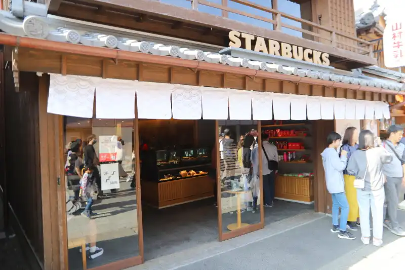 木造建築の特徴が店内の随所に見られる、スターバックスコーヒー