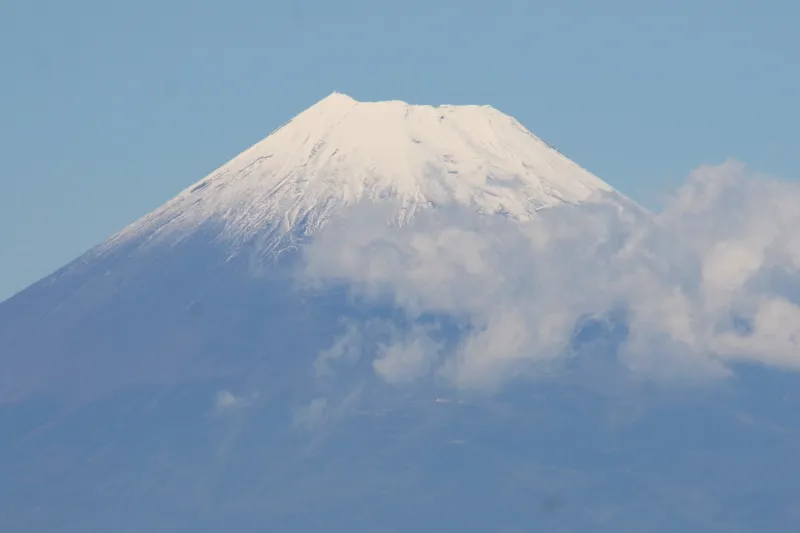 １１月中旬に訪れたため、雪に覆われる富士山頂