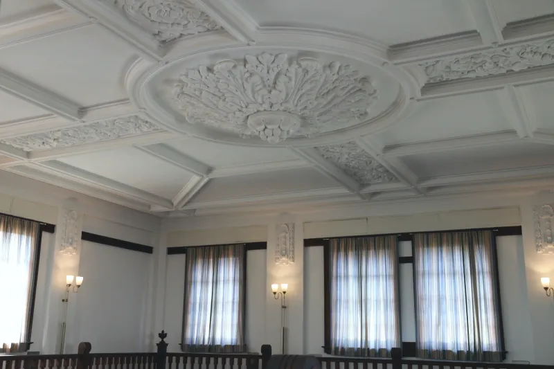 天井の漆喰模様など豪華で繊細な装飾や彫刻が特徴