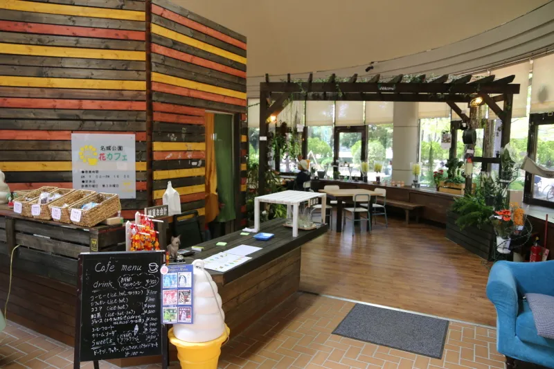 コーヒーやスイーツのある喫茶コーナー「花カフェ」