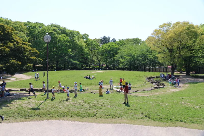子どもたちが元気に走り回る芝生広場