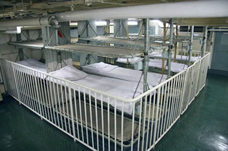 一般乗組員１０５人が利用していた揺れ対策のハンモック型三段ベッド
