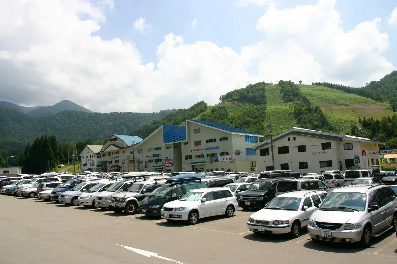 登山や観光拠点の「ほおのき平駐車場」