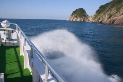 青い海の広がる日本海を進む遊覧船からの景色