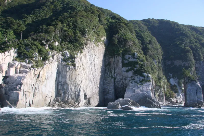 切り立った断崖絶壁が続き、自然が造り出した複雑な海岸線