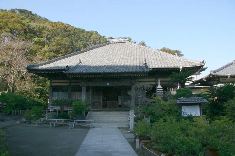 国の史跡に指定されている了仙寺の本堂