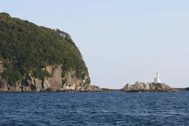 青い海の先に小さく見える須崎半島の先端にある灯台